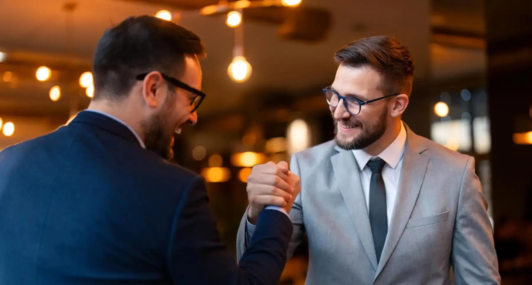 Bild av två människor som skakar hand på Semi separé